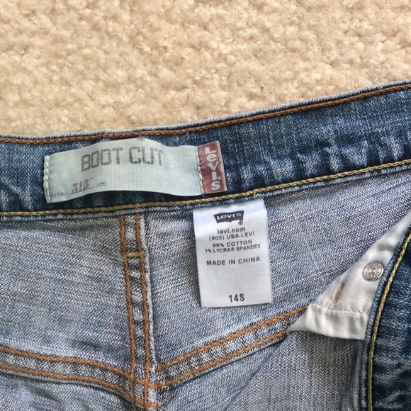 Levi Shorts - Picture 3 of 4